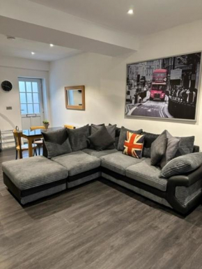 Stunning Flat with Parking Free near Sutton Station